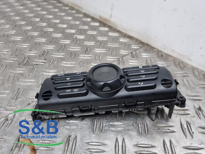 Używane Panel climatronic BMW Mini (R50/53) 1.6 16V Cooper Cena € 50,00 Procedura marży oferowane przez Schaap & Bron