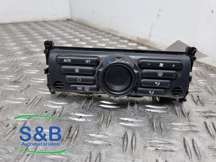 Używane Panel climatronic BMW Mini (R50/53) 1.6 16V Cooper Cena € 45,00 Procedura marży oferowane przez Schaap & Bron