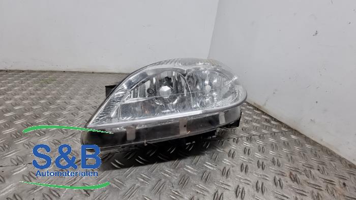 Używane Reflektor lewy Citroen C5 I Berline (DC) 1.8 16V Cena € 30,00 Procedura marży oferowane przez Schaap & Bron