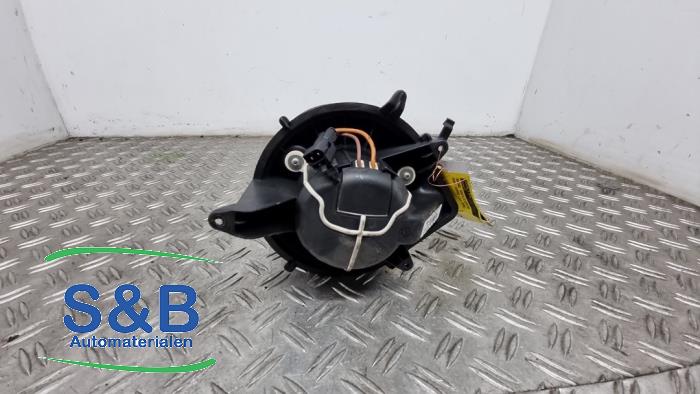 Heating and ventilation fan motor from a MINI Mini (R56) 1.4 16V One 2009