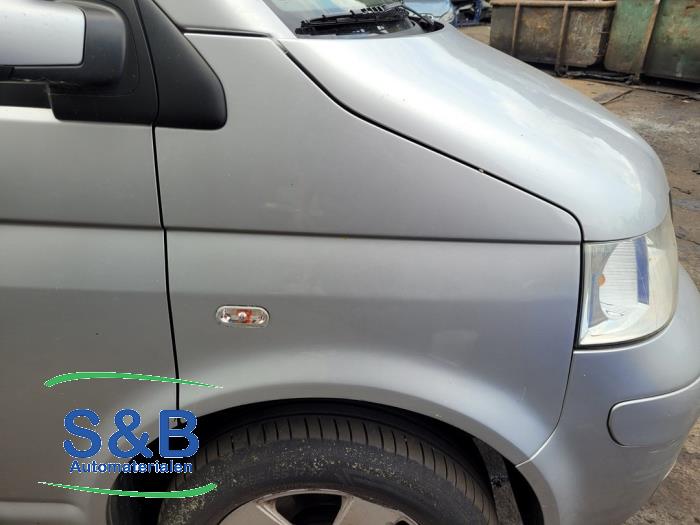 Używane Blotnik prawy przód Volkswagen Transporter T5 1.9 TDi Cena € 45,00 Procedura marży oferowane przez Schaap & Bron