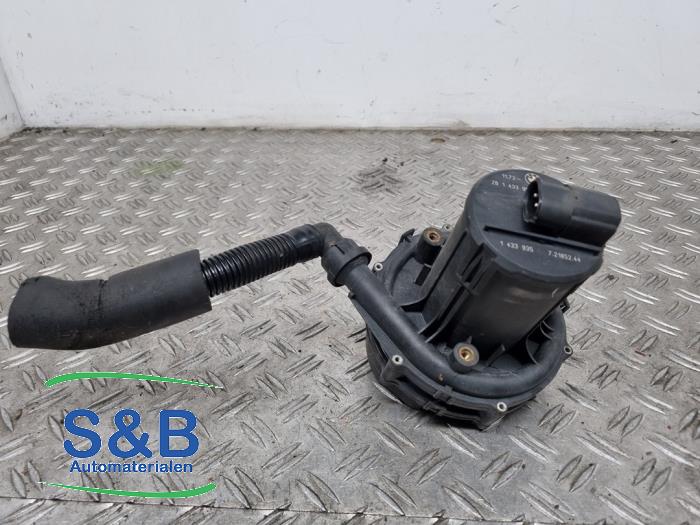 Używane Pompa gazów spalinowych BMW 5 serie Touring (E39) 525i 24V Cena € 49,99 Procedura marży oferowane przez Schaap & Bron