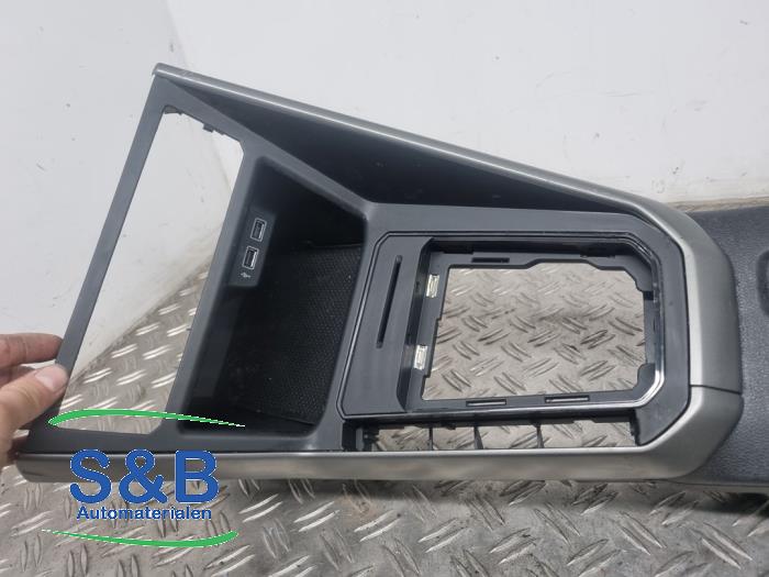 Middle console from a Volkswagen Polo VI (AW1) 1.0 TSI 12V 2018