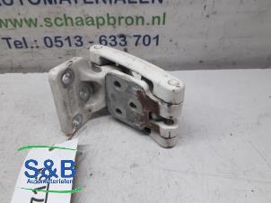 Used Rear door hinge, left Volkswagen Crafter 2.5 TDI 30/32/35/46/50 Price € 10,00 Margin scheme offered by Schaap & Bron