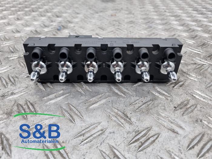 Usados Interruptor de ventanilla eléctrica Austin Mini Open (R52) 1.6 16V Cooper S Precio € 15,00 Norma de margen ofrecido por Schaap & Bron
