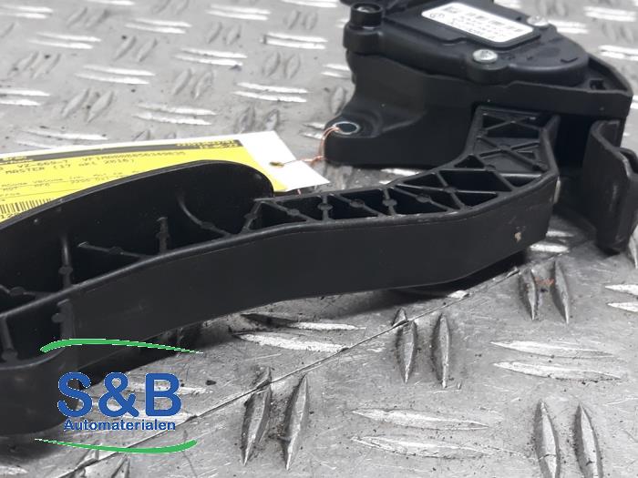 Używane Pedal gazu Renault Master III (JV) 2.3 dCi 16V 145 Cena € 66,00 Procedura marży oferowane przez Schaap & Bron