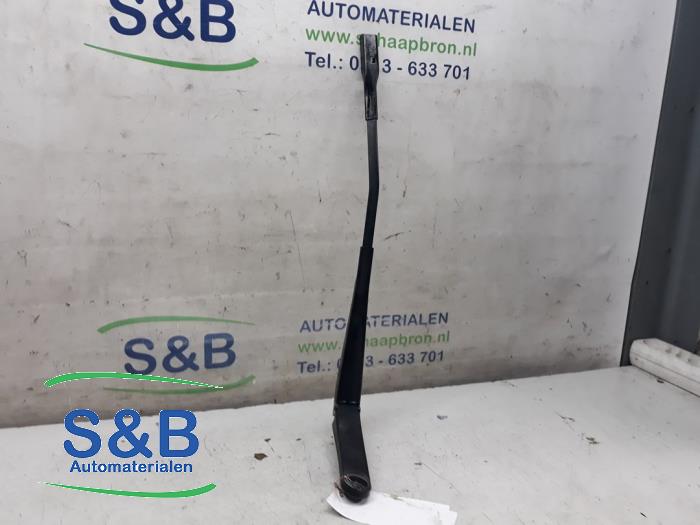 Front wiper arm from a Audi A4 Avant (B9) 2.0 TFSI 16V 2016
