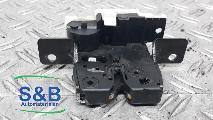 Tailgate lock mechanism from a Renault Clio III (BR/CR) 1.4 16V 2006