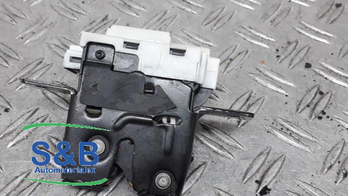Tailgate lock mechanism from a Renault Clio III (BR/CR) 1.4 16V 2006