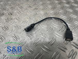 Usados Enchufe USB Volkswagen Polo V (6R) 1.2 TDI 12V BlueMotion Precio € 10,00 Norma de margen ofrecido por Schaap & Bron