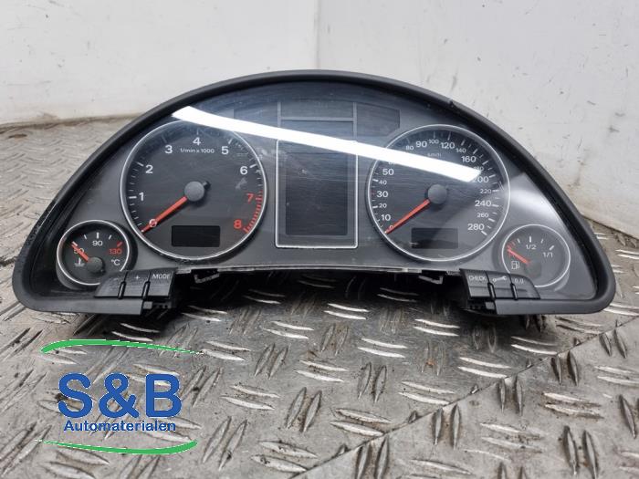 Używane Tablica rozdzielcza Audi A4 Avant Quattro (B7) 2.0 TFSI 20V Cena € 80,00 Procedura marży oferowane przez Schaap & Bron