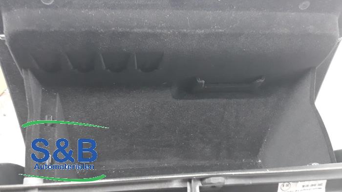 Glovebox from a Volkswagen Passat Variant (3G5) 1.6 TDI 16V 2015