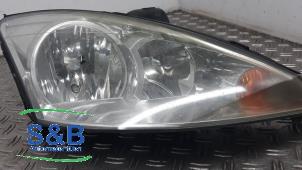 Used Headlight, right Ford Focus 2 Wagon 1.6 16V Price € 50,00 Margin scheme offered by Schaap & Bron