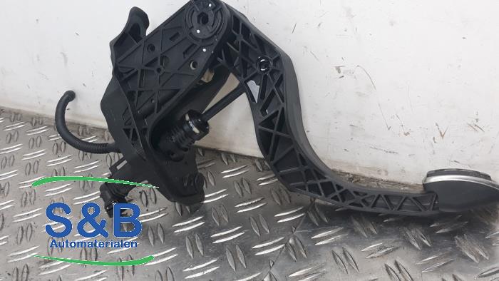 Clutch pedal from a Volkswagen Polo VI (AW1) 1.0 TSI 12V BlueMotion 2018