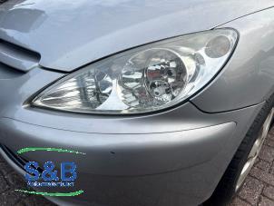Used Headlight, left Peugeot 307 Break (3E) 1.6 16V Price € 59,99 Margin scheme offered by Schaap & Bron