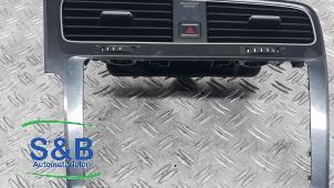 Usagé Grille aération tableau de bord Volkswagen Golf VII (AUA) 1.5 TSI Evo BlueMotion 16V Prix € 60,00 Règlement à la marge proposé par Schaap & Bron