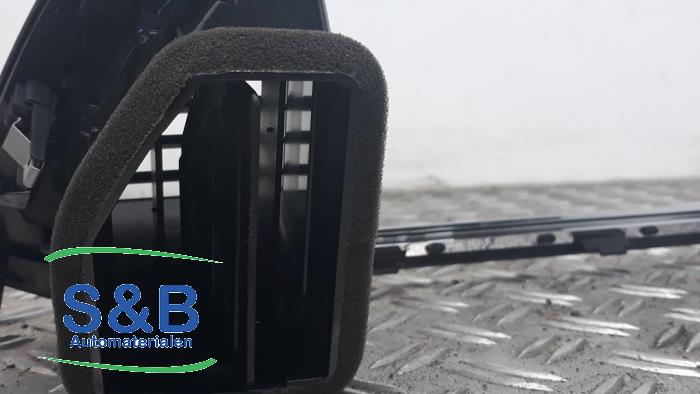 Rejilla de aire de salpicadero de un Seat Ateca (5FPX) 1.5 TSI 16V 2019