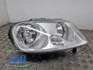 Used Headlight, right Volkswagen Caddy III (2KA,2KH,2CA,2CH) 1.9 TDI Price € 74,99 Margin scheme offered by Schaap & Bron