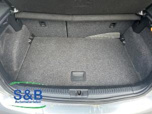 Usados Alfombrilla de maletero Volkswagen Polo V (6R) 1.4 TDI DPF BlueMotion technology Precio € 49,99 Norma de margen ofrecido por Schaap & Bron