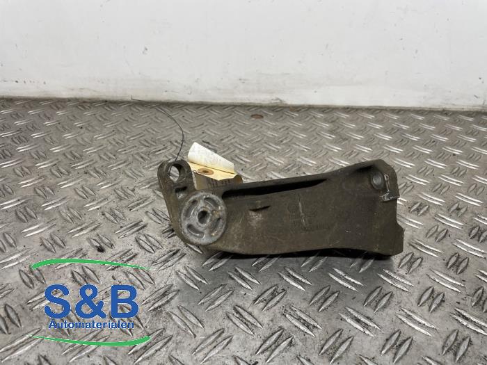 Engine mount from a Volkswagen Golf III (1H1) 1.4 CL 1994