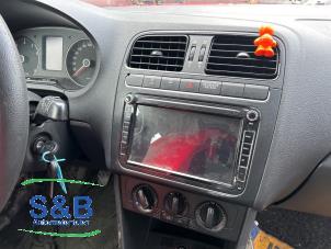 Używane Radio Volkswagen Polo V (6R) 1.2 12V Cena € 99,99 Procedura marży oferowane przez Schaap & Bron