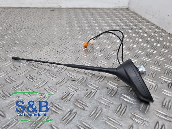 Używane Antena Opel Corsa F (UB/UH/UP) 1.2 12V 75 Cena € 29,99 Procedura marży oferowane przez Schaap & Bron