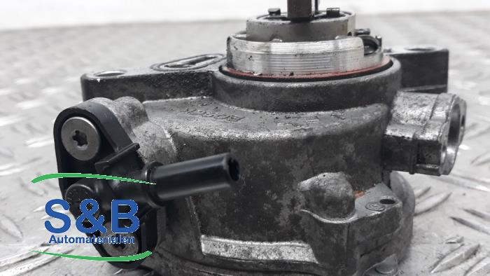 Brake servo vacuum pump from a Peugeot Partner (EF/EU) 1.5 BlueHDi 130 4x4 2019
