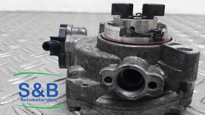 Brake servo vacuum pump from a Peugeot Partner (EF/EU) 1.5 BlueHDi 130 4x4 2019