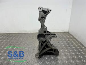 Usados Soporte de bomba de aire acondicionado Audi A4 (B6) 1.9 TDI PDE 130 Precio € 36,00 Norma de margen ofrecido por Schaap & Bron