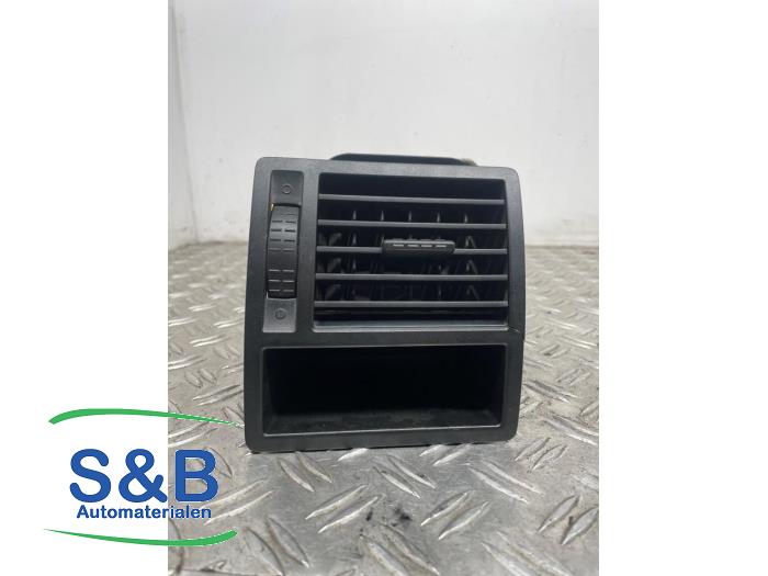 Dashboard vent from a Volkswagen Transporter T5 2.5 TDI 4Motion 2012