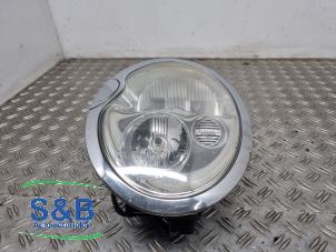 Used Headlight, left Mini Mini Cooper S (R53) 1.6 16V Price € 150,00 Margin scheme offered by Schaap & Bron