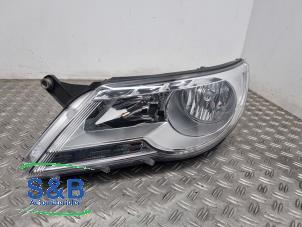 Used Headlight, left Volkswagen Tiguan (5N1/2) 1.4 TSI 16V Price € 150,00 Margin scheme offered by Schaap & Bron