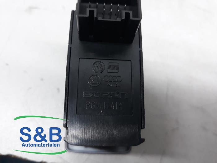Interruptor de freno de mano de un Volkswagen Passat Variant (3G5) 1.6 TDI 16V 2015