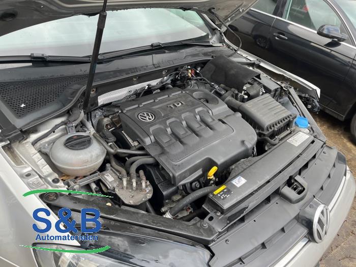 Engine from a Volkswagen Golf VII (AUA) 1.6 TDI 16V 2015