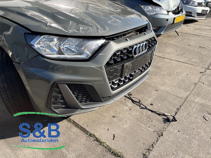 Grille from a Audi A1 Sportback (GBA) 1.0 30 TFSI 12V 2020
