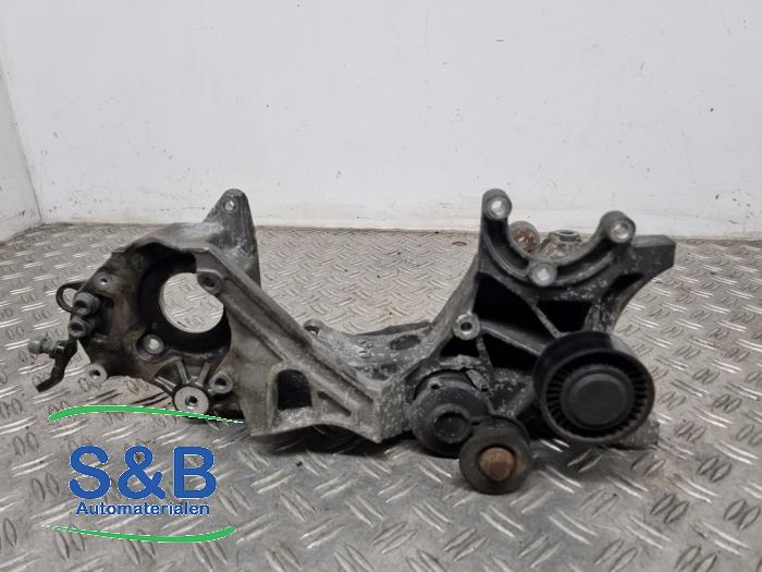 Usagé Support dynamo bas Audi A4 (B8) 2.0 TDI 16V Prix € 39,99 Règlement à la marge proposé par Schaap & Bron