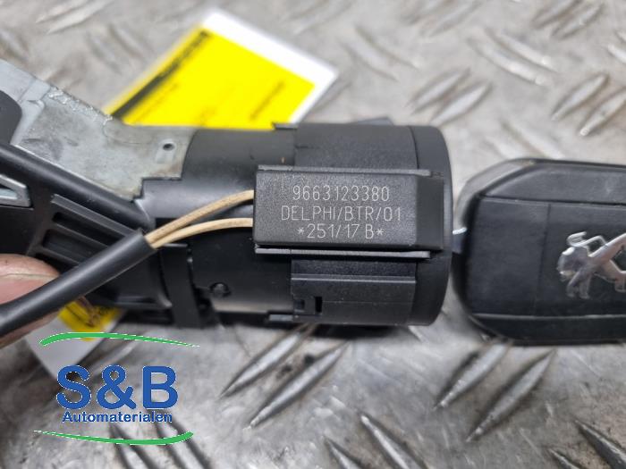Ignition lock + key from a Peugeot 308 SW (L4/L9/LC/LJ/LR) 1.6 BlueHDi 120 2017