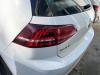 Feu arrière gauche d'un Volkswagen Golf VII (AUA), 2012 / 2021 1.2 TSI 16V, Berline avec hayon arrière, Essence, 1.197cc, 81kW (110pk), FWD, CYVB, 2014-04 / 2017-03 2015