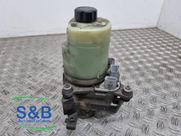 Power steering pump from a Ford Focus 2 Wagon 1.8 16V 2009