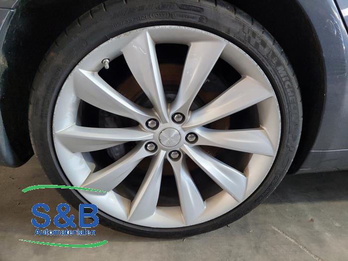 Jante + pneumatique d'un Tesla Model S 70 2016