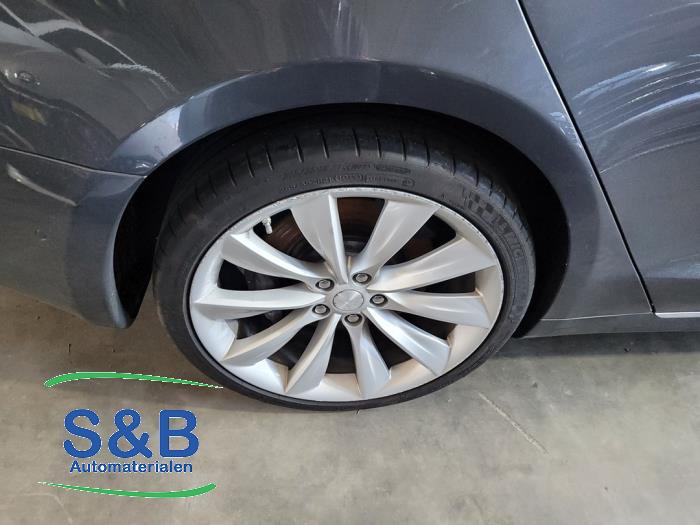 Jante + pneumatique d'un Tesla Model S 70 2016