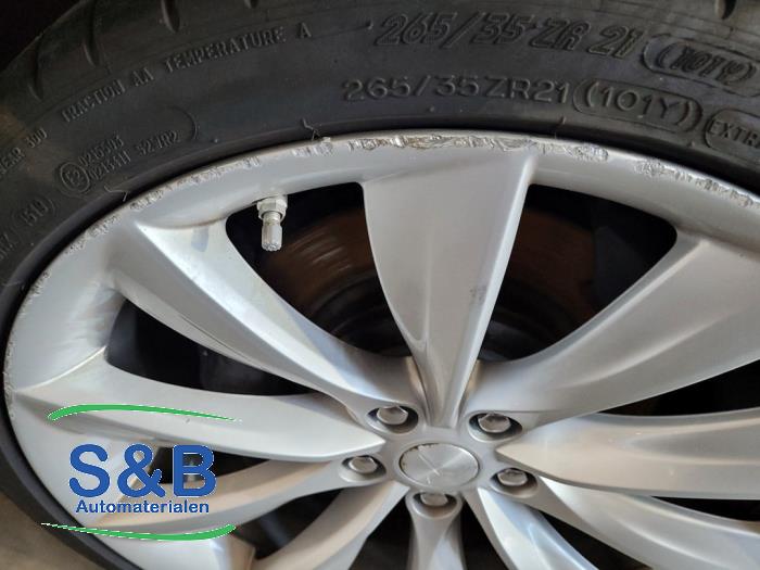 Jante + pneumatique d'un Tesla Model S 70 2016
