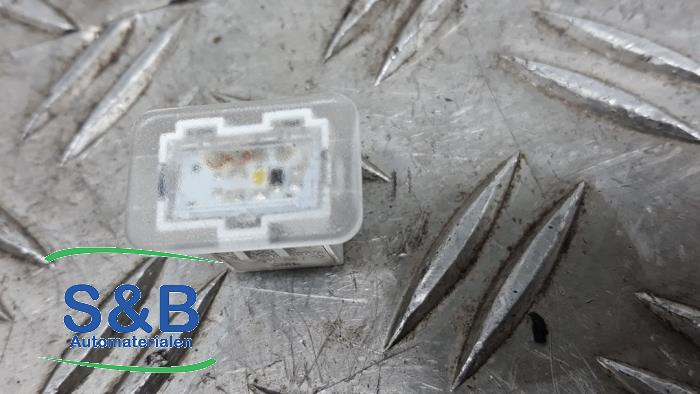 Używane Lampa LED Audi A3 Sportback (8VA/8VF) 1.4 TFSI 16V e-tron Cena € 10,00 Procedura marży oferowane przez Schaap & Bron