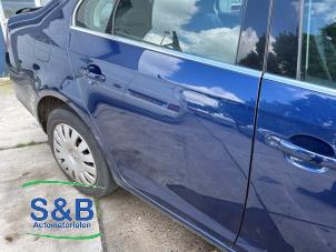 Usagé Portière 4portes arrière droite Volkswagen Jetta III (1K2) 1.6 FSI 16V Prix € 49,99 Règlement à la marge proposé par Schaap & Bron