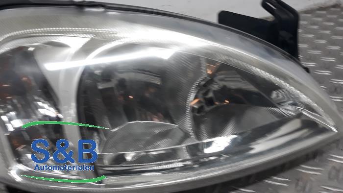 Używane Reflektor prawy Opel Corsa II 1.2 16V Cena € 80,00 Procedura marży oferowane przez Schaap & Bron