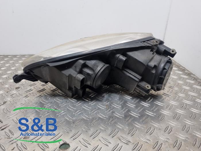 Używane Reflektor prawy Volkswagen Jetta III (1K2) 2.0 16V FSI Cena € 25,00 Procedura marży oferowane przez Schaap & Bron