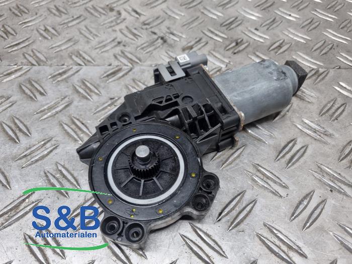 Usados Motor de ventanilla de puerta Tesla Model S 70 Precio € 45,00 Norma de margen ofrecido por Schaap & Bron