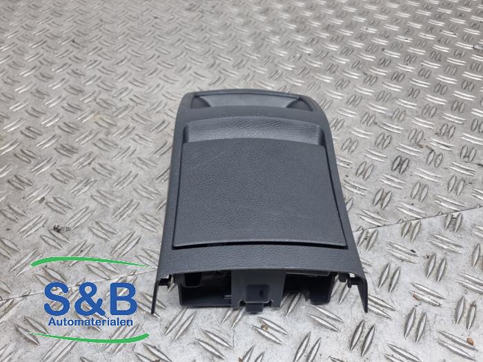 Begagnade Askkopp, bak Mercedes CLA Shooting Brake (117.9) 1.6 CLA-180 16V Pris € 14,99 Marginaltabell erbjuds av Schaap & Bron