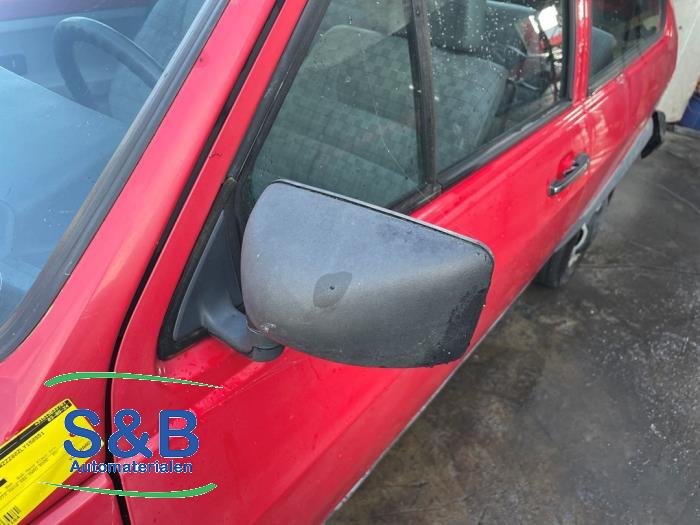 Używane Lusterko zewnetrzne lewe Volkswagen Polo II (86) 1.3 Cena € 40,00 Procedura marży oferowane przez Schaap & Bron