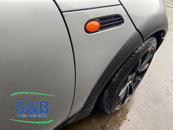 Używane Blotnik prawy przód Austin Mini Open (R52) 1.6 16V Cooper S Cena € 50,00 Procedura marży oferowane przez Schaap & Bron